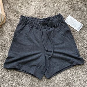 SOLD. Lulu Hello Sunday Short sz 6